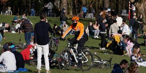 Κόσμος σε πάρκο στο Βέλγιο
