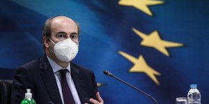 Ο Κωστής Χατζηδάκης με μάσκα