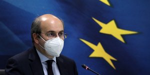 Ο Κωστής Χατζηδάκης με μάσκα