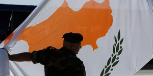 Κυπριακή σημαία με στρατιώτη