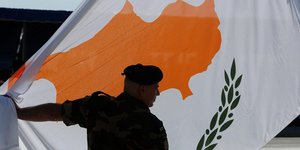 Κυπριακή σημαία με στρατιώτη