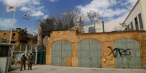 Λευκωσία με σημαίες και στρατιώτες