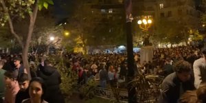 Μεγάλο κορωνοπάρτι στην Κυψέλη: Εκατοντάδες άτομα και DJ στην πλατεία Αγίου Γεωργίου