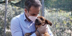Ο Κυριάκος Μητσοτάκης κρατά αγκαλιά τον Πίνατ, τον σκύλο που υιοθέτησε