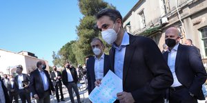 Ο Κυριάκος Μητσοτάκης δείχνει το σημείωμα που πήρε από έναν μικρό μαθητή