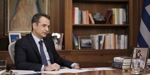 Ο Κυριάκος Μητσοτάκης στο γραφείο του δίνει συνέντευξη