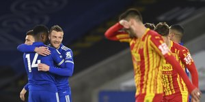 Οι παίκτες της Λέστερ πανηγυρίζουν μπροστά στους παίκτες της Γουέστ Μπρομ
