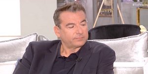 Ο Γιώργος Λιάγκας κρυφοκοιτάει το κινητό της Φαίης Σκορδά