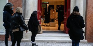Πολίτες έξω από κατάστημα περιμένουν να μπουν