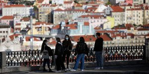 Πολίτες στη Λισσαβόνα εκ καιρώ κορωνοϊού