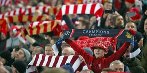 Νεαρός φίλαθλος σε αγώνα Champions League