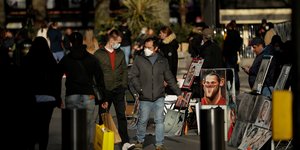 Πολίτες περπατούν με μάσκες στο Λονδίνο