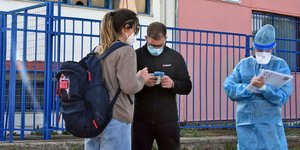 Μαθήτρια λυκείου κάνει rapid test