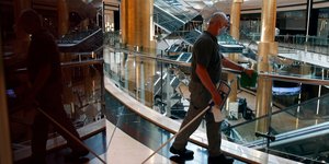 Ανοίγουν ξανά τα malls και τα εκπτωτικά χωριά