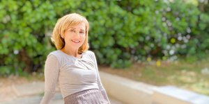 H Μάρα Ζαχαρέα με φούστα