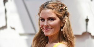 Μαρία Μενούνος με κίτρινο φόρεμα 