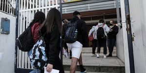 Μαθητές λυκείου επιστρέφουν στο σχολείο