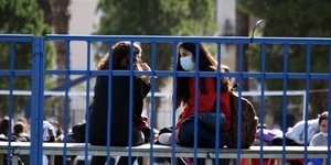 μαθήτριες σε προαύλιο σχολείου