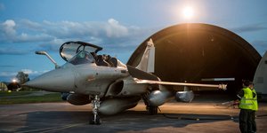 Μαχητικό αεροσκάφος υπόστεγο στρατιώτης 