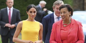 Η Μέγκαν Μαρκλ περπατά με κίτρινο φόρεμα