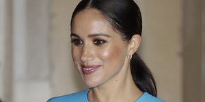 Η Μέγκαν Μαρκλ με κοτσίδα και γαλάζιο φόρεμα