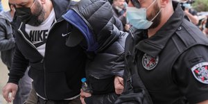 Μένιος Φουρθιώτης με κουκούλα