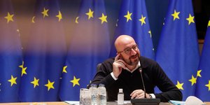Ο Σαρλ Μισέλ σε δηλώσεις με φόντο σημαίες της ΕΕ