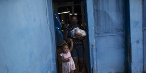 Γυναίκα βγαίνει με την κόρη της από σπίτι