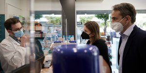O Κυριάκος Μητσοτάκης με την κόρη του Δάφνη σε φαρμακείο για self test