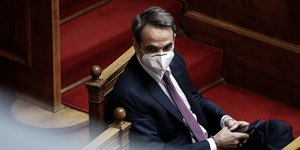 Ο Μητσοτάκης με μάσκα στη Βουλή κρατά κινητό