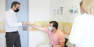 Ο Κυριάκος Μητσοτάκης στο εμβολιαστικό κέντρο Ραφήνας