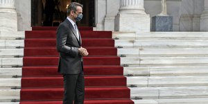 Ο Κυριάκος Μητσοτάκης στα σκαλιά του Μεγάρου Μαξίμου