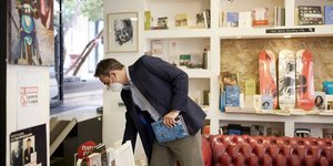 Ο Κυριάκος Μητσοτάκης στο βιβλιοπωλείο «Free Thinking Zone»