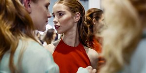 Γυναίκα με κόκκινο τοπ