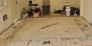 η τεράστια ζωγραφισμένη Monopoly στο πάτωμα