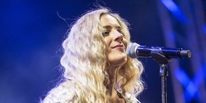 Η Νατάσσα Μποφίλιου τραγουδάει στην σκηνή