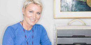 Η Νατάσα Παζαϊτη με μπλε μπλούζα