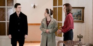 Η Ασημίνα με τον Νικηφόρο σε σκηνή από τις «Άγριες Μέλισσες»