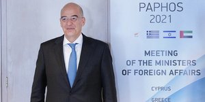 Ο Νίκος Δένδιας με κοστούμι και γαλάζια γραβάτα