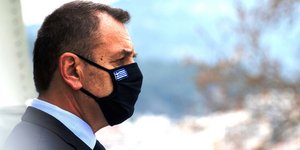 Ο Νίκος Παναγιωτόπουλος με μάσκα