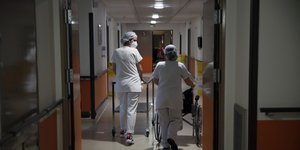 Νοσηλεύτριες σε διάδρομο νοσοκομείου στην Γαλλία