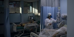 Νοσοκόμα τσεκάρει ασθενή σε νοσοκομείο στην Βραζιλία