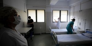 Νοσοκόμες σε θάλαμο στη Ρουμανία