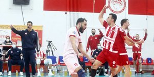 Οι βολεϊμπολίστες του Ολυμπιακού πανηγυρίζουν