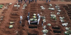 Κηδεία σε νεκροταφείο με θύματα του κορωνοϊού στην Βραζιλία