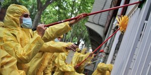 Οπαδοί απολυμαίνουν το εξωτερικό γηπέδου