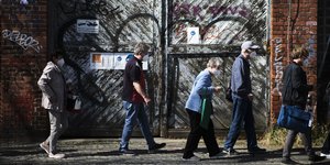 Κόσμος στήνεται σε ουρά στο πεζοδρόμιο