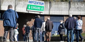 Πολίτες αναμένουν στην ουρά προκειμένου να εμβολιαστούν στη Γερμανία