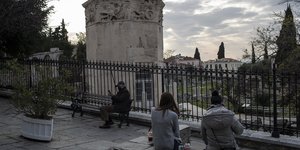 Κόσμος ξεκουράζεται στην αρχαία αγορά