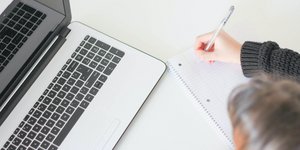 Μαθητής παιδί με laptop